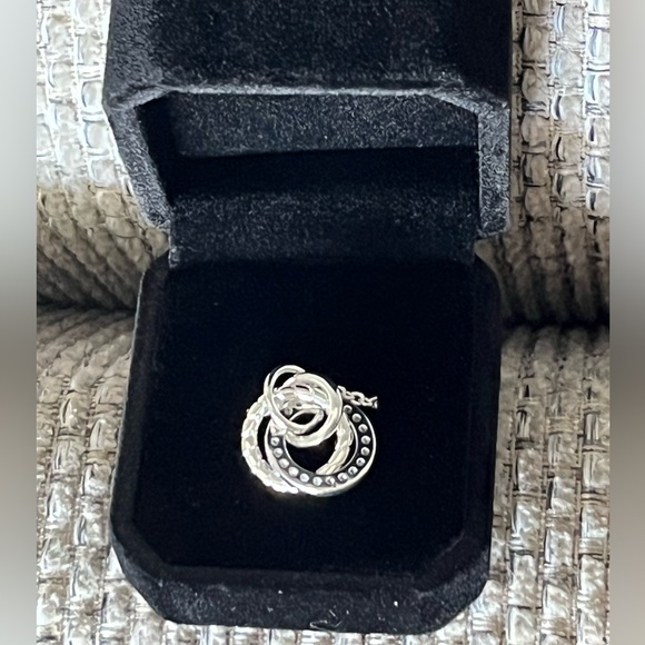 NWOT Unbranded 925 Sterling Silver Interlocking Circle Necklace. - Picture 2 of 8